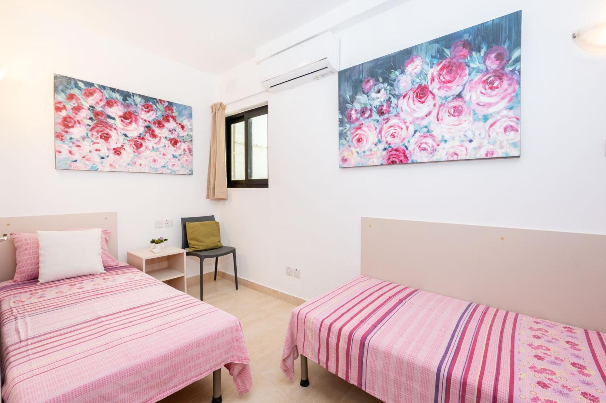 Islet Promenade Seafront Family Apartment With 2 Balconies By Getawaysmalta St. Paul's Bay Exterior photo