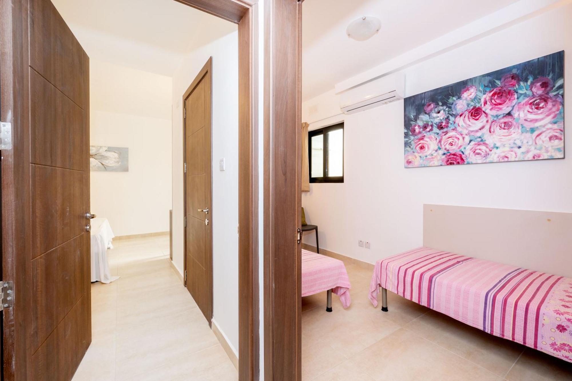 Islet Promenade Seafront Family Apartment With 2 Balconies By Getawaysmalta St. Paul's Bay Exterior photo
