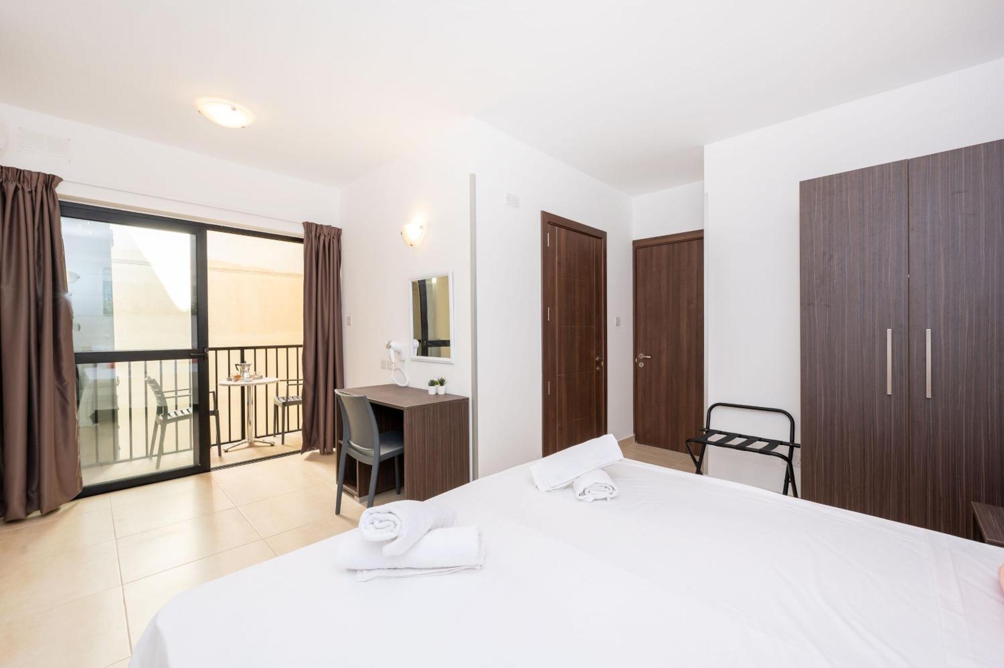 Islet Promenade Seafront Family Apartment With 2 Balconies By Getawaysmalta St. Paul's Bay Exterior photo